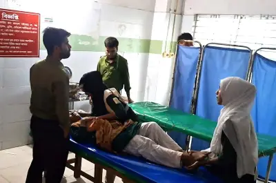 বজ্রপাতের শব্দে আতঙ্কিত হয়ে ১২ শিক্ষার্থী অসুস্থ, হাসপাতালে ভর্তি