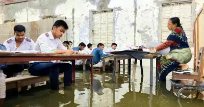কুমিল্লায় বন্যার পানিতে পরীক্ষা, বোর্ডের কক্ষ স্থানান্তর