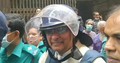 ইনুকে হাজতে নেওয়ার পথে শৃঙ্খলাভঙ্গ: দুই কনস্টেবলের বিরুদ্ধে ব্যবস্থা নিতে ডিএমপিকে চিঠি