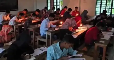 গলাচিপায় মোমবাতির আলোয় পরীক্ষা দিলেন শিক্ষার্থীরা