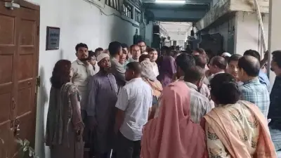 ছয় দফা দাবিতে ঢাবি কর্মকর্তা-কর্মচারীদের আন্দোলন