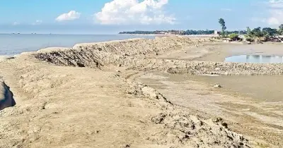 কুতুবদিয়ায় টেকসই বেড়িবাঁধ না থাকায় দ্বীপ সঙ্কুচিত, আতঙ্কে বাসিন্দারা