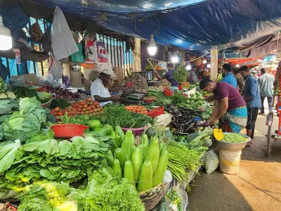 রাজধানীর বাজারে সবজির দামে দরাদরি নেই, ক্রেতারা বিপাকে