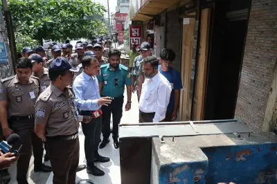 মিরপুরে ফুটপাত দখলমুক্ত করতে ডিএমপির অভিযান, স্থায়ী দোকানগুলোর বিরুদ্ধে ব্যবস্থা