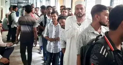 সিরাজগঞ্জে জ্বালানি তেল সরবরাহে শৃঙ্খলা আনতে 'ফুয়েল কার্ড' সংগ্রহে গ্রাহকদের ব্যাপক ভিড়