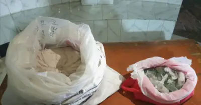 রাজশাহীর গোদাগাড়ীতে র্যাবের অভিযানে উদ্ধার ১২ কেজি গানপাউডার ও ২ কেজি চূর্ণ কাঁচ