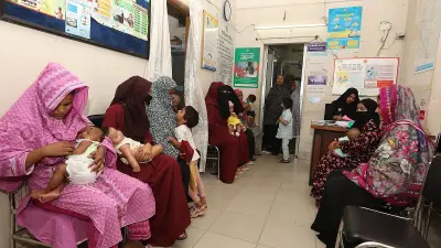 হামের প্রকোপে উদ্বিগ্ন মায়েরা, ঢাকায় ছুটে এসে সন্তানদের টিকা দিচ্ছেন