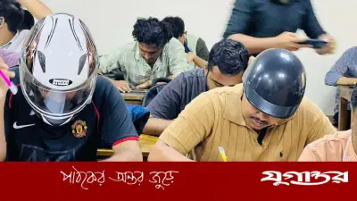 জগন্নাথ বিশ্ববিদ্যালয়ে হেলমেট পরে পরীক্ষা দিচ্ছেন শিক্ষার্থীরা