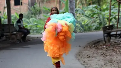 বাড়িতে মশারি তৈরি করে নারীরা আয় করছেন ৪০০-৫০০ টাকা, দেশজুড়ে বিক্রি হচ্ছে