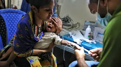 হামের প্রকোপে শিশু হাসপাতালে ভিড়, স্বাস্থ্যকর্মীদের চাপে চিকিৎসা