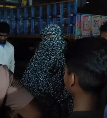 বোরকা পরে তেল নিতে এসে ধরা পড়লেন যুবক, নওগাঁর ফিলিং স্টেশনে উত্তেজনা