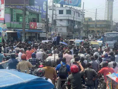 ইসলামী বিশ্ববিদ্যালয় শিক্ষক হত্যা মামলায় আসামিদের গ্রেপ্তারের দাবিতে কুষ্টিয়ায় সড়ক ও রেলপথ অবরোধ