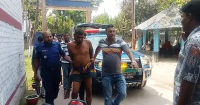 জেসসোরে গ্রামবাসীর হাতে পুলিশের হাত থেকে আসামি ছিনতাই, তিন পুলিশ আহত