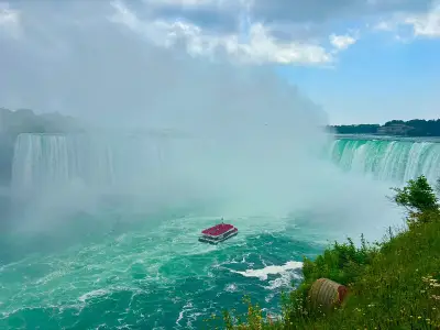 ইয়র্কে হেঁটে যাওয়ার পথে আবিষ্কার: স্কুলবাসের হলুদ সারি ও ঋতুর রূপান্তর