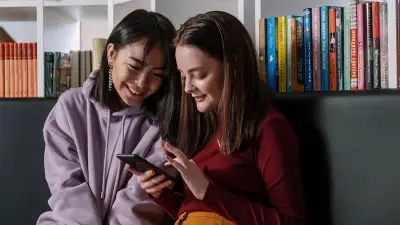 জেন-জেড প্রজন্মের আবেগ প্রকাশে কান্নার ইমোজির ব্যবহার: একটি ভাষাগত পরিবর্তনের প্রতিফলন