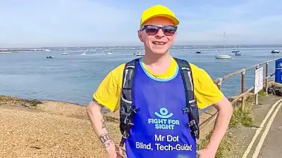 দৃষ্টিপ্রতিবন্ধী ক্লার্ক রেনল্ডস এআই চশমা পরে ব্রাইটন ম্যারাথনে অংশ নিতে যাচ্ছেন