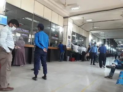 জ্বালানি সংকটে অফিস ও ব্যাংকের সময় কমল, শিক্ষাপ্রতিষ্ঠানে অনলাইন ক্লাসের প্রস্তাব