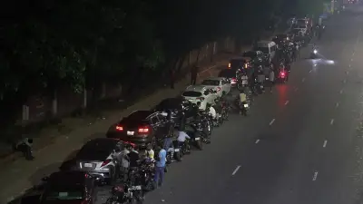 রাজধানীতে জ্বালানি তেলের সংকট: বিজয় সরণিতে রাতভর মানুষের দীর্ঘ অপেক্ষা
