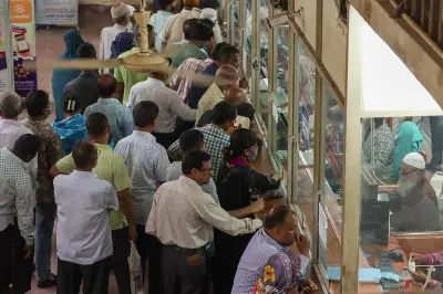 জ্বালানি সংকটে অফিস সময় কমল, ব্যাংক লেনদেনেও পরিবর্তন