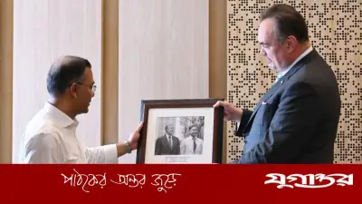 মার্কিন রাষ্ট্রদূত প্রধানমন্ত্রী তারেক রহমানের হাতে দুর্লভ ছবি তুলে দিলেন