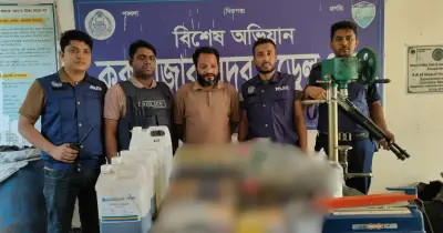 কক্সবাজারে পুলিশের অভিযানে নকল বিদেশি মদ তৈরির কারখানা উদ্ধার, ব্যবসায়ী গ্রেপ্তার