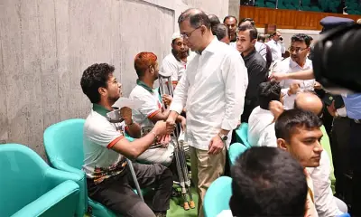 সংসদ অধিবেশনে প্রধানমন্ত্রীর মানবিক মুহূর্ত: শহীদ পরিবার ও আহতদের সঙ্গে দেখা