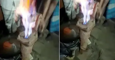 নোয়াখালীর চাটখিলে টিউবওয়েল থেকে গ্যাস নির্গমন, দিয়াশলাই জ্বালাতেই আগুন