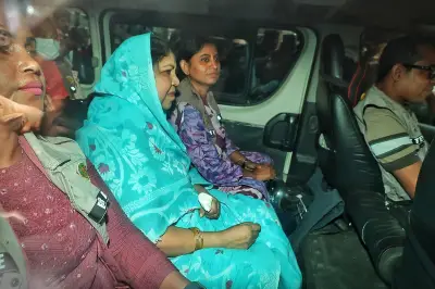 সাবেক স্পিকার শিরীন শারমিন চৌধুরীকে ডিবি গ্রেপ্তার দেখিয়ে আদালতে নেওয়া হয়েছে