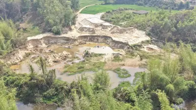 লোহাগাড়ায় সরই খাল থেকে অবৈধ বালু উত্তোলন, বর্ষায় প্লাবনের আশঙ্কা