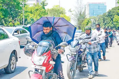 জ্বালানি তেলের দীর্ঘ লাইনে চালকদের দুর্ভোগ, সরকারি পদক্ষেপে স্বয়ংক্রিয় ব্যবস্থাপনার উদ্যোগ