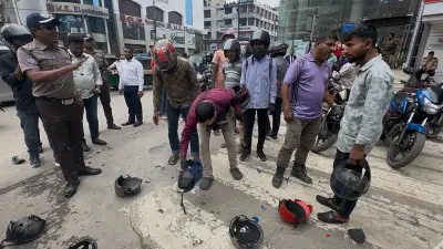 গুলশানে নিম্নমানের হেলমেট বর্জনের প্রতীকী কর্মসূচি পালন করেছে ডিএমপি ট্রাফিক বিভাগ