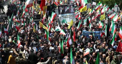 ইরানে প্রয়াত সর্বোচ্চ নেতা আলী খামেনেইয়ের প্রতি শ্রদ্ধা নিবেদন, উত্তরসূরির অনুপস্থিতি