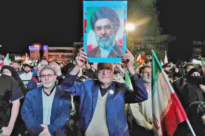 ইরানের যুদ্ধবিরতি ঘোষণা: হরমুজ প্রণালি খোলা ও আলোচনার জটিলতা