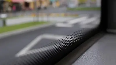 গাড়ির কাচের কালো বিন্দুর রহস্য: সৌন্দর্য নয়, নিরাপত্তার অস্ত্র