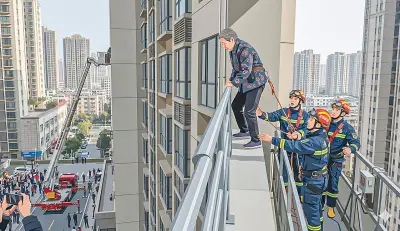 ৮৯ বছর বয়সী বৃদ্ধার অবিশ্বাস্য কীর্তি: ২৭ তলা থেকে রেলিং ধরে নেমে ২১ তলায়