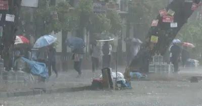 চৈত্রের দাবদাহে দমকা হাওয়া ও বজ্রবৃষ্টির পূর্বাভাস, নদীবন্দরে সতর্কতা