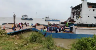 পদ্মা নদীতে ঘন কুয়াশায় দেড় ঘণ্টা বন্ধ ছিল পাটুরিয়া-দৌলতদিয়া ফেরি চলাচল
