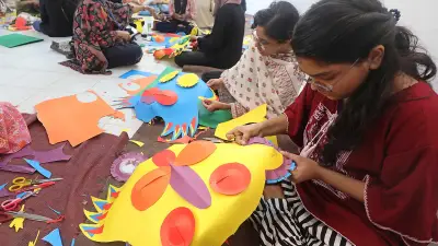 পয়লা বৈশাখের মুখোশ তৈরির কর্মশালায় মেতেছে শিক্ষার্থীরা