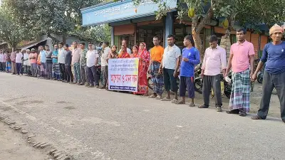 নড়াইলে চুরির প্রতিবাদে সহযোগিতার অভিযোগে মিথ্যা মামলা, মানববন্ধনে এলাকাবাসী