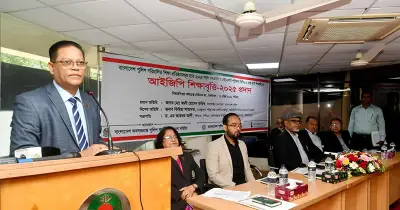 শিক্ষার্থীদের প্রতি আইজিপির আহ্বান: মেধা দিয়ে বিশ্বে বাংলাদেশের মর্যাদা বৃদ্ধি করুন
