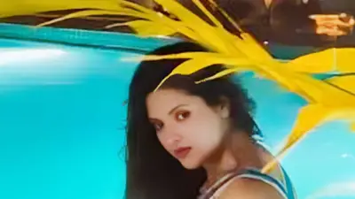 সুইমিংপুলে সাঁতারের পোশাকে পরীমনির ভিডিও ভাইরাল, ১৪ ঘণ্টায় ১৩ লাখ ভিউ