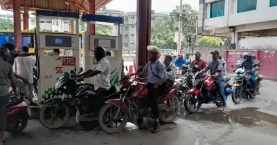 জ্বালানি সংকটে দেশ: ৩৬ ঘণ্টা লাইনে দাঁড়িয়ে তেল, কৃষি-শিল্পে বিপর্যয়