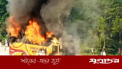 বগুড়ার শাজাহানপুরে চলন্ত বাসে আগুন, ব্যাটারি শর্ট সার্কিটে দুর্ঘটনা