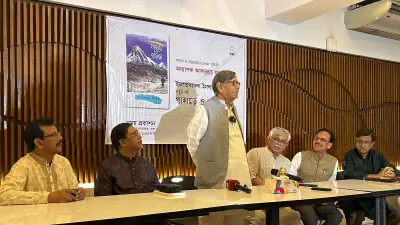৭০ বছর বয়সেও হিমালয় জয়: ইফতেখারুল ইসলামের 'পাহাড়ে ও সমতলে' বইয়ের পাঠোন্মোচন