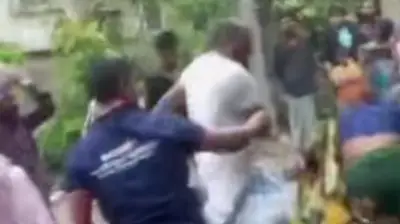 লক্ষ্মীপুরে মেয়র প্রার্থীর বিরুদ্ধে নারী মারধরের অভিযোগ, ভিডিও ভাইরালে গ্রেপ্তার