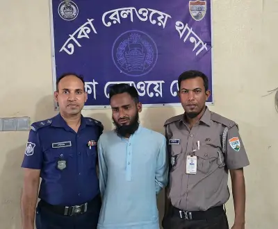 রেলস্টেশনে যাত্রীদের স্বজনদের ভুয়া দুর্ঘটনার খবর দিয়ে টাকা হাতানোর অভিযোগে যুবক গ্রেপ্তার