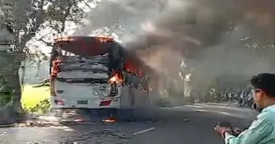 মাদারীপুরে সাকুরা পরিবহনের বাসে অগ্নিকাণ্ড, লাফিয়ে নামতে গিয়ে একজনের মৃত্যু