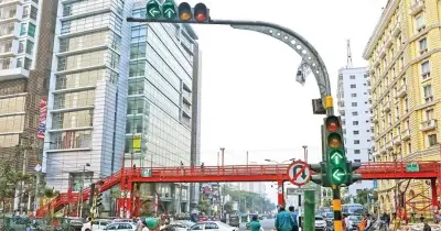 ঢাকার ক্রসিংয়ে ট্রাফিক সিগন্যাল কার্যকর, লঙ্ঘনে ডিজিটাল মামলা ও কঠোর শাস্তির হুঁশিয়ারি