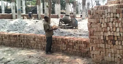 নীলফামারীর মহিলা কলেজে নির্মাণে দুর্নীতির অভিযোগ, নিম্নমানের সামগ্রী ব্যবহার