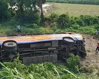 ফরিদপুরের ভাঙ্গায় সড়ক দুর্ঘটনায় ২ নিহত, ২৯ আহত